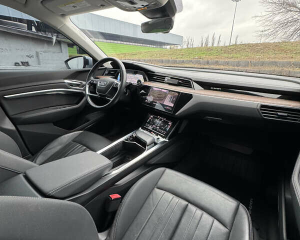 Сірий Ауді E-Tron, об'ємом двигуна 0 л та пробігом 69 тис. км за 32500 $, фото 29 на Automoto.ua