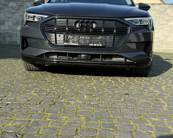 Серый Ауди E-Tron, объемом двигателя 0 л и пробегом 104 тыс. км за 31499 $, фото 2 на Automoto.ua