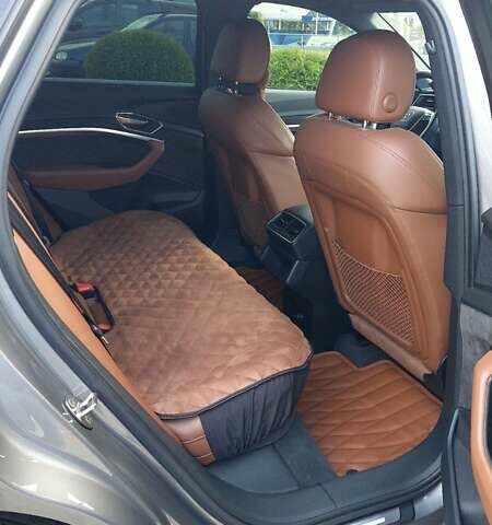 Сірий Ауді E-Tron, об'ємом двигуна 0 л та пробігом 118 тис. км за 31000 $, фото 5 на Automoto.ua