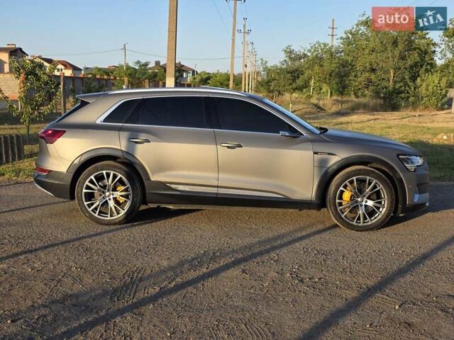 Серый Ауди E-Tron, объемом двигателя 0 л и пробегом 172 тыс. км за 30999 $, фото 3 на Automoto.ua