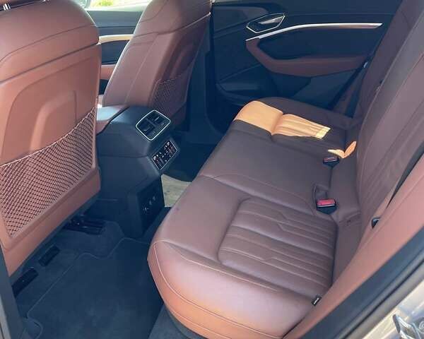 Серый Ауди E-Tron, объемом двигателя 0 л и пробегом 97 тыс. км за 34500 $, фото 9 на Automoto.ua