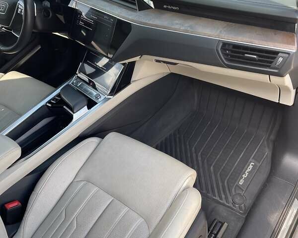 Серый Ауди E-Tron, объемом двигателя 0 л и пробегом 142 тыс. км за 27500 $, фото 11 на Automoto.ua