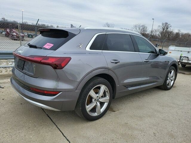 Серый Ауди E-Tron, объемом двигателя 0 л и пробегом 106 тыс. км за 24900 $, фото 3 на Automoto.ua