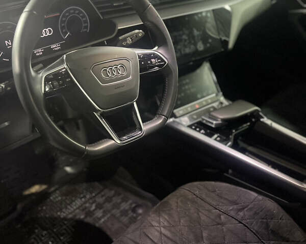 Серый Ауди E-Tron, объемом двигателя 0 л и пробегом 63 тыс. км за 39500 $, фото 1 на Automoto.ua