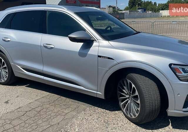 Серый Ауди E-Tron, объемом двигателя 0 л и пробегом 97 тыс. км за 34500 $, фото 2 на Automoto.ua