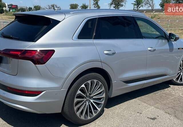 Серый Ауди E-Tron, объемом двигателя 0 л и пробегом 97 тыс. км за 34500 $, фото 4 на Automoto.ua