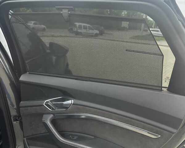 Серый Ауди E-Tron, объемом двигателя 0 л и пробегом 41 тыс. км за 29500 $, фото 8 на Automoto.ua