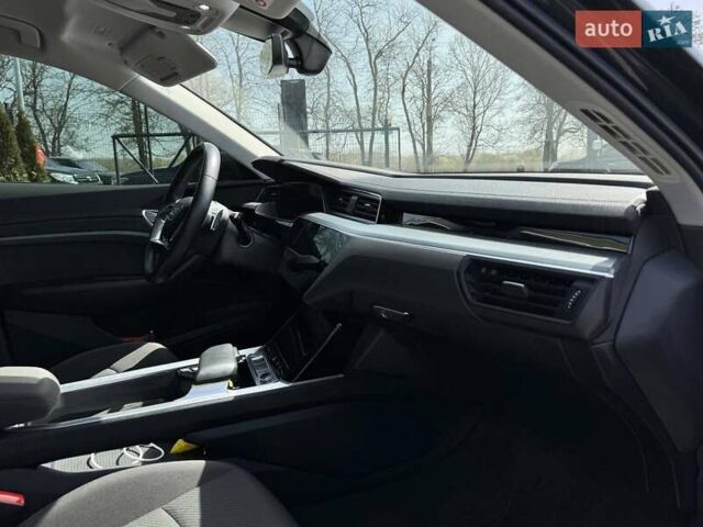 Серый Ауди E-Tron, объемом двигателя 0 л и пробегом 149 тыс. км за 21999 $, фото 14 на Automoto.ua