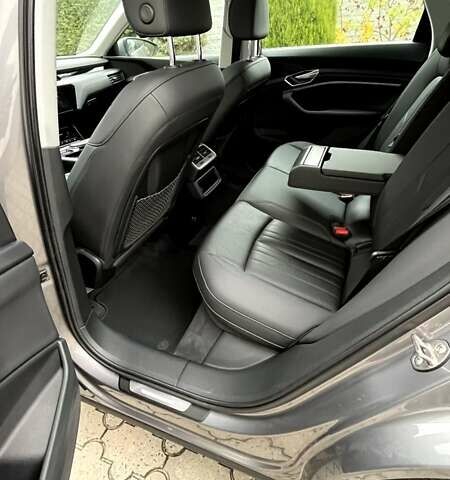 Серый Ауди E-Tron, объемом двигателя 0 л и пробегом 122 тыс. км за 27500 $, фото 20 на Automoto.ua