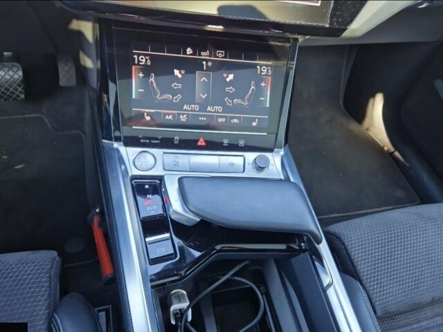 Серый Ауди E-Tron, объемом двигателя 0 л и пробегом 92 тыс. км за 28000 $, фото 7 на Automoto.ua