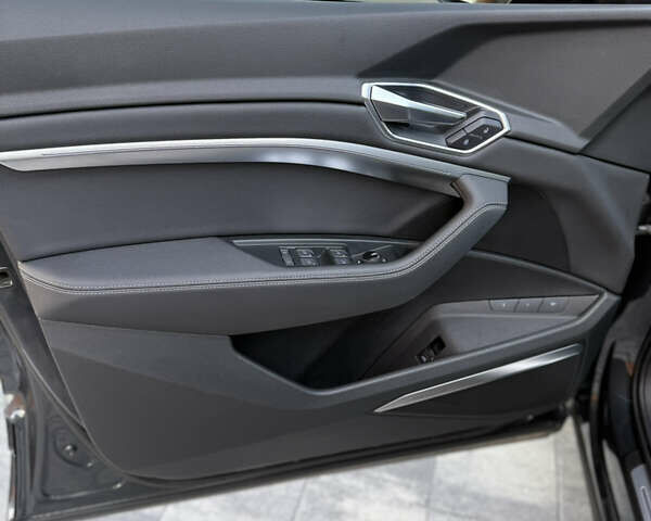 Серый Ауди E-Tron, объемом двигателя 0 л и пробегом 104 тыс. км за 31499 $, фото 32 на Automoto.ua