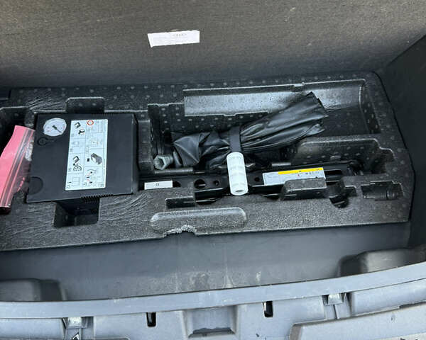 Серый Ауди E-Tron, объемом двигателя 0 л и пробегом 104 тыс. км за 31499 $, фото 22 на Automoto.ua