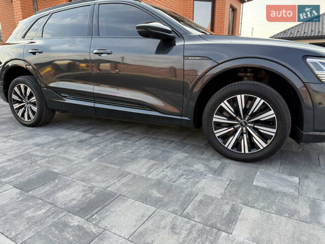 Серый Ауди E-Tron, объемом двигателя 0 л и пробегом 103 тыс. км за 31500 $, фото 4 на Automoto.ua