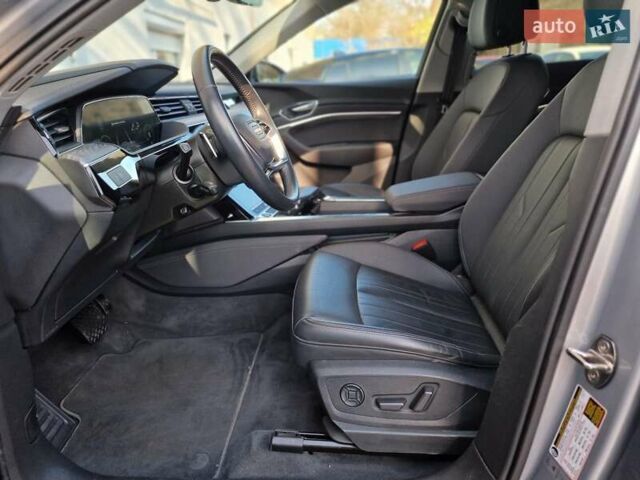 Серый Ауди E-Tron, объемом двигателя 0 л и пробегом 12 тыс. км за 31990 $, фото 43 на Automoto.ua
