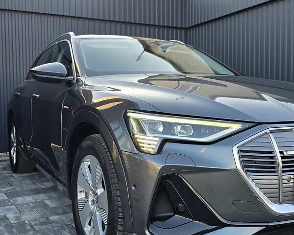 Серый Ауди E-Tron, объемом двигателя 0 л и пробегом 99 тыс. км за 31990 $, фото 22 на Automoto.ua