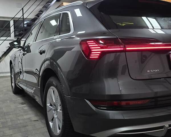 Серый Ауди E-Tron, объемом двигателя 0 л и пробегом 99 тыс. км за 31990 $, фото 47 на Automoto.ua