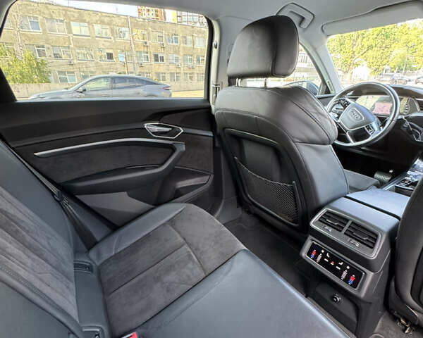 Серый Ауди E-Tron, объемом двигателя 0 л и пробегом 65 тыс. км за 25900 $, фото 8 на Automoto.ua