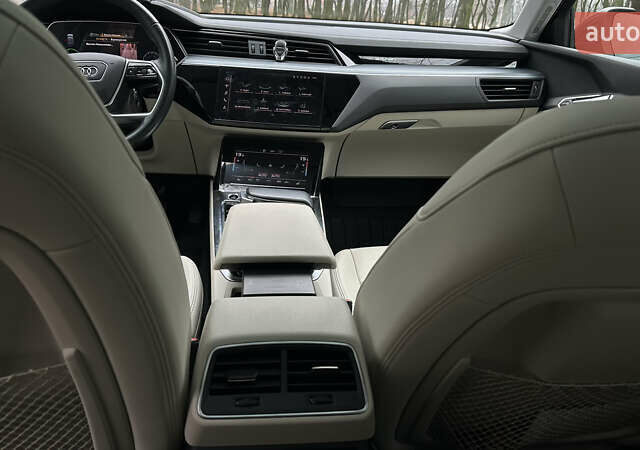 Сірий Ауді E-Tron, об'ємом двигуна 0 л та пробігом 83 тис. км за 29700 $, фото 22 на Automoto.ua
