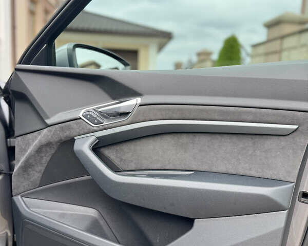 Серый Ауди E-Tron, объемом двигателя 0 л и пробегом 114 тыс. км за 26333 $, фото 18 на Automoto.ua