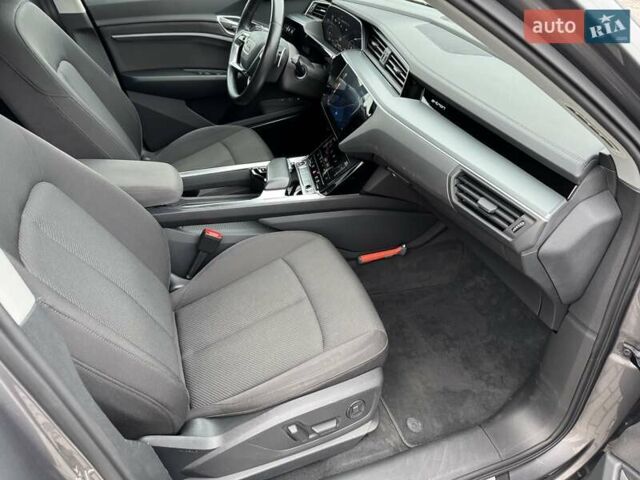 Серый Ауди E-Tron, объемом двигателя 0 л и пробегом 109 тыс. км за 30900 $, фото 27 на Automoto.ua