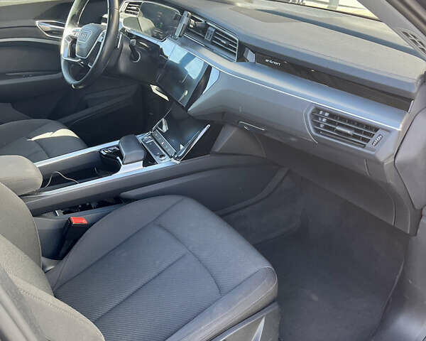 Серый Ауди E-Tron, объемом двигателя 0 л и пробегом 175 тыс. км за 22700 $, фото 21 на Automoto.ua