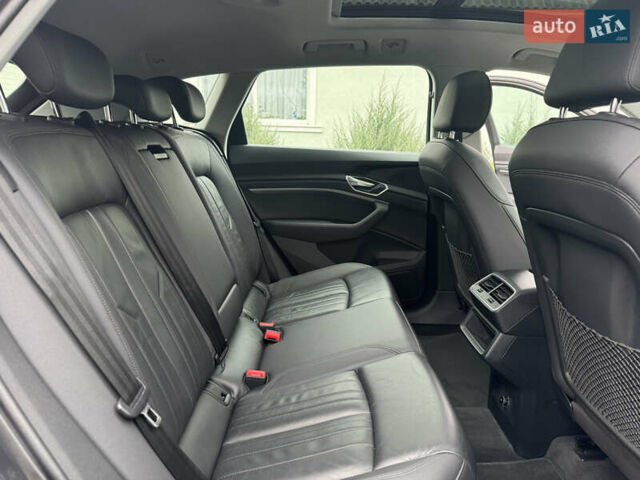 Серый Ауди E-Tron, объемом двигателя 0 л и пробегом 150 тыс. км за 23800 $, фото 33 на Automoto.ua