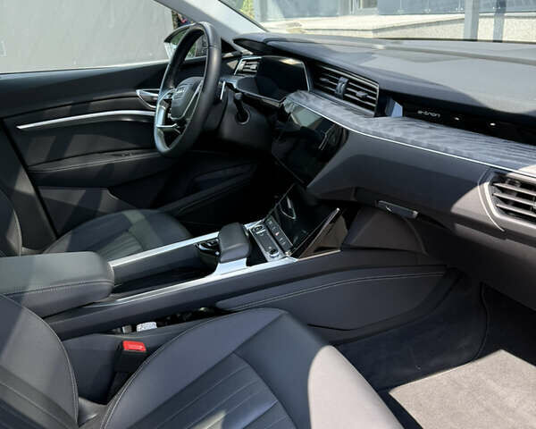 Ауді E-Tron 2020 у Києві на Automoto.ua Сірий Ауді E-Tron, об'ємом двигуна 0 л та пробігом 53 тис. км за 33900 $, фото 33 на Automoto.ua