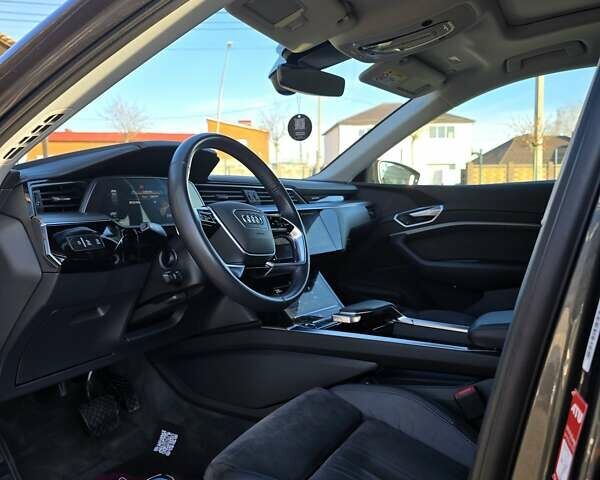 Серый Ауди E-Tron, объемом двигателя 0 л и пробегом 99 тыс. км за 31990 $, фото 99 на Automoto.ua