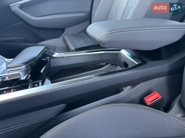 Сірий Ауді E-Tron, об'ємом двигуна 0 л та пробігом 169 тис. км за 26250 $, фото 13 на Automoto.ua
