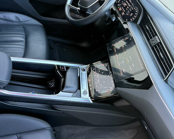 Серый Ауди E-Tron, объемом двигателя 0 л и пробегом 121 тыс. км за 27699 $, фото 26 на Automoto.ua