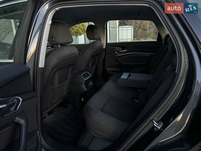 Серый Ауди E-Tron, объемом двигателя 0 л и пробегом 97 тыс. км за 21900 $, фото 60 на Automoto.ua