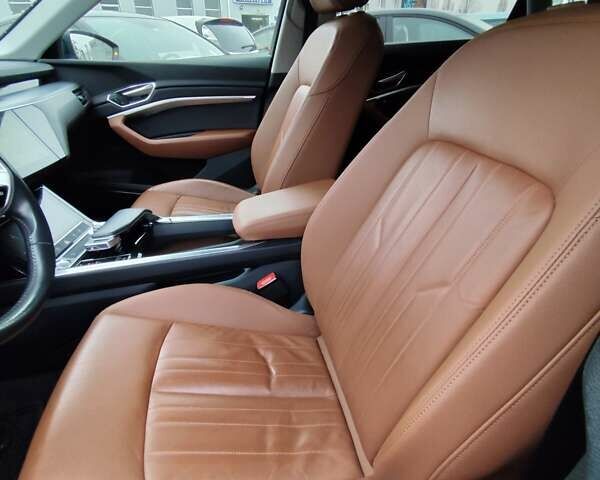 Серый Ауди E-Tron, объемом двигателя 0 л и пробегом 169 тыс. км за 33999 $, фото 44 на Automoto.ua