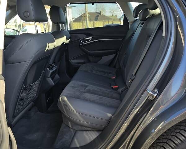 Серый Ауди E-Tron, объемом двигателя 0 л и пробегом 99 тыс. км за 31990 $, фото 92 на Automoto.ua