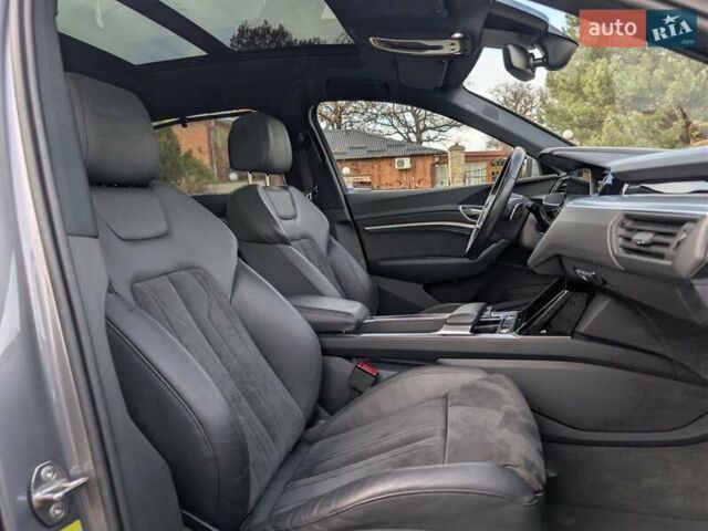 Серый Ауди E-Tron, объемом двигателя 0 л и пробегом 82 тыс. км за 32500 $, фото 16 на Automoto.ua
