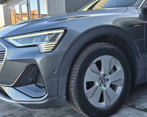 Серый Ауди E-Tron, объемом двигателя 0 л и пробегом 99 тыс. км за 31990 $, фото 21 на Automoto.ua