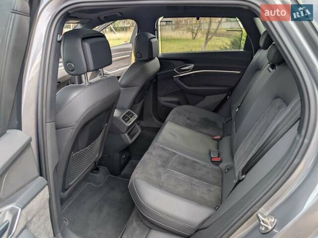 Серый Ауди E-Tron, объемом двигателя 0 л и пробегом 82 тыс. км за 32500 $, фото 19 на Automoto.ua