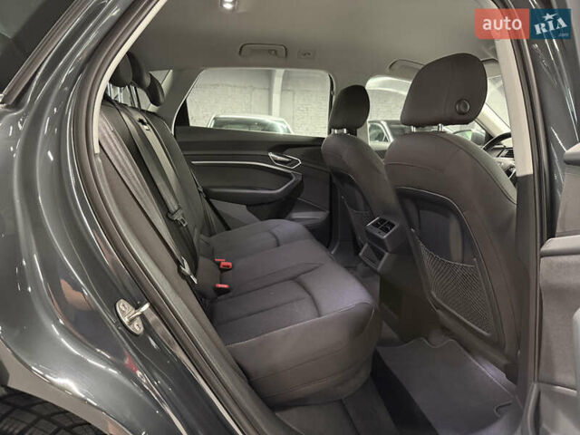 Серый Ауди E-Tron, объемом двигателя 0 л и пробегом 207 тыс. км за 20000 $, фото 45 на Automoto.ua