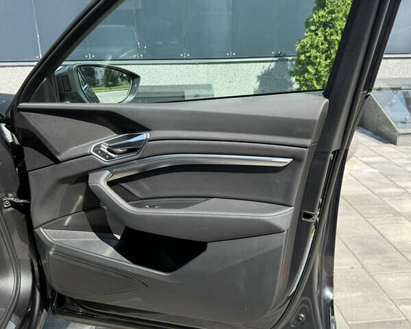 Ауді E-Tron 2020 у Києві на Automoto.ua Сірий Ауді E-Tron, об'ємом двигуна 0 л та пробігом 53 тис. км за 33900 $, фото 30 на Automoto.ua