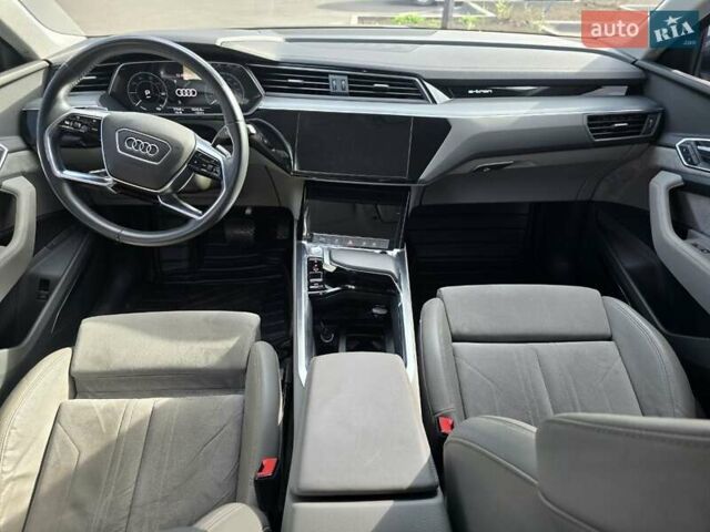 Ауди E-Tron 2020 в Днепре (Днепропетровске) на Automoto.ua Серый Ауди E-Tron, объемом двигателя 0 л и пробегом 90 тыс. км за 37777 $, фото 7 на Automoto.ua