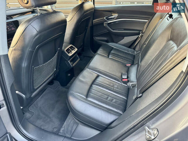 Сірий Ауді E-Tron, об'ємом двигуна 0 л та пробігом 143 тис. км за 27900 $, фото 53 на Automoto.ua