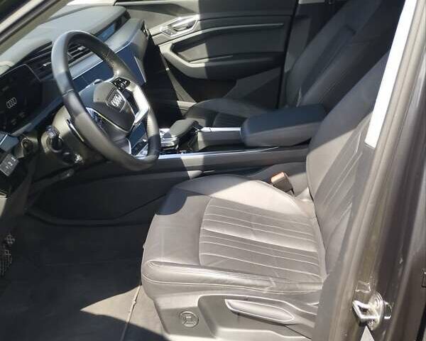 Серый Ауди E-Tron, объемом двигателя 0 л и пробегом 77 тыс. км за 33100 $, фото 5 на Automoto.ua