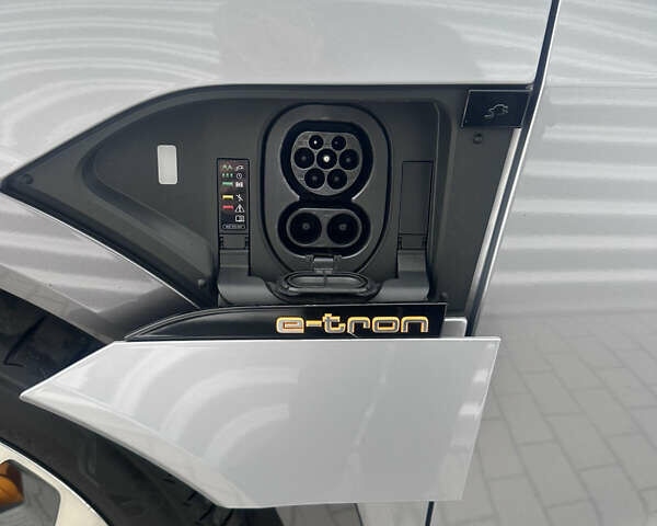 Серый Ауди E-Tron, объемом двигателя 0 л и пробегом 836 тыс. км за 34900 $, фото 24 на Automoto.ua