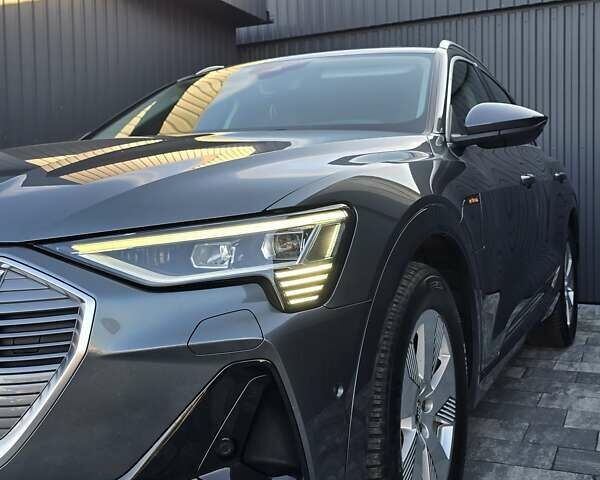 Серый Ауди E-Tron, объемом двигателя 0 л и пробегом 99 тыс. км за 31990 $, фото 23 на Automoto.ua