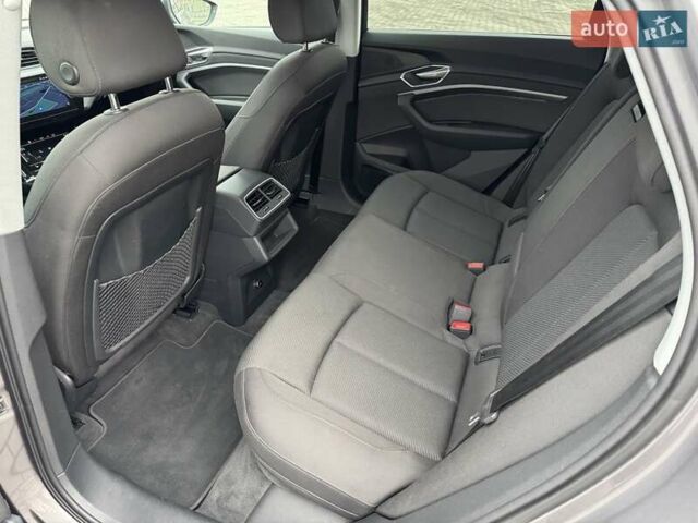 Серый Ауди E-Tron, объемом двигателя 0 л и пробегом 109 тыс. км за 30900 $, фото 21 на Automoto.ua