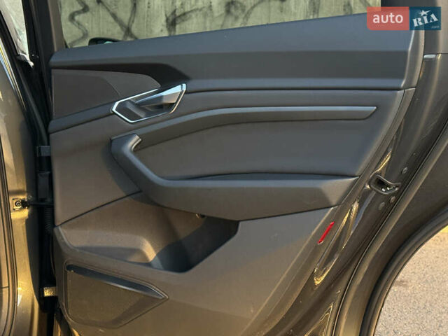 Ауді E-Tron 2020 у Львові на Automoto.ua Сірий Ауді E-Tron, об'ємом двигуна 0 л та пробігом 81 тис. км за 34920 $, фото 32 на Automoto.ua