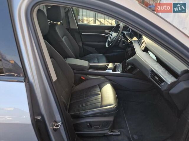 Серый Ауди E-Tron, объемом двигателя 0 л и пробегом 12 тыс. км за 31990 $, фото 50 на Automoto.ua