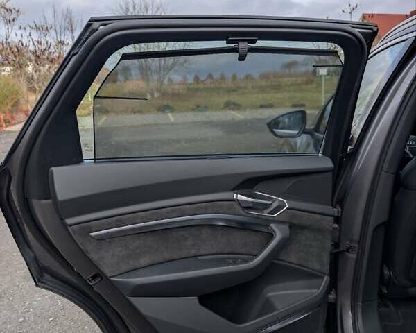 Серый Ауди E-Tron, объемом двигателя 0 л и пробегом 82 тыс. км за 32500 $, фото 23 на Automoto.ua