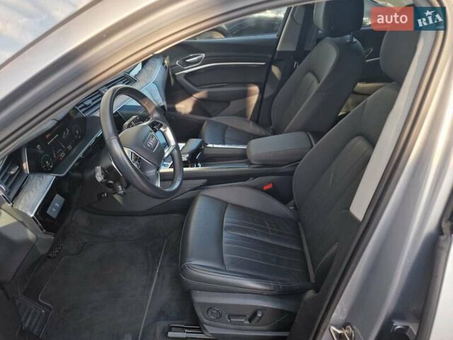 Серый Ауди E-Tron, объемом двигателя 0 л и пробегом 12 тыс. км за 31990 $, фото 44 на Automoto.ua