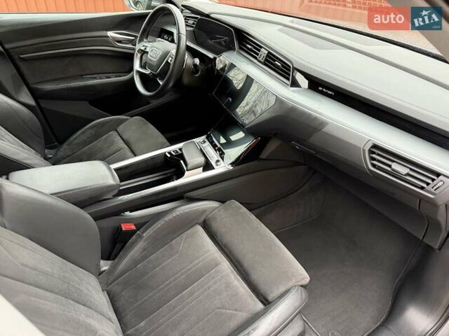 Сірий Ауді E-Tron, об'ємом двигуна 0 л та пробігом 110 тис. км за 28999 $, фото 5 на Automoto.ua
