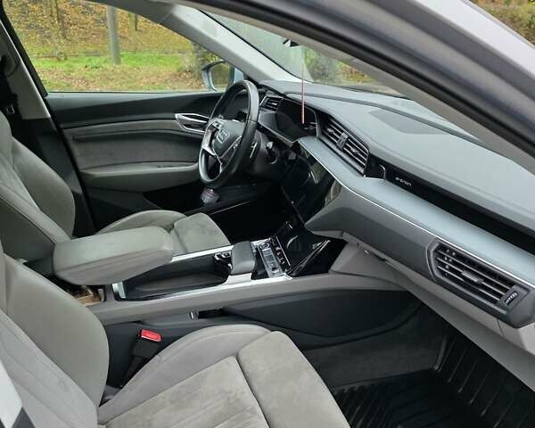 Серый Ауди E-Tron, объемом двигателя 0 л и пробегом 90 тыс. км за 36500 $, фото 42 на Automoto.ua